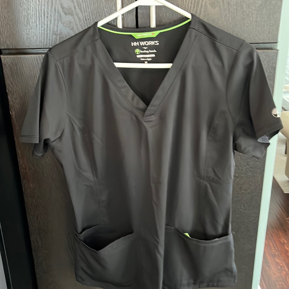 EUC Women’s Healing Hands scrub top. Size medium